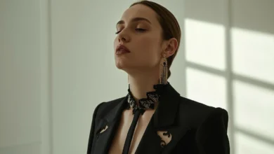 Persona practicando respiración profunda en un entorno tranquilo para reducir el estrés diario